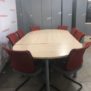 Table de réunion ou de conférence à la fois fonctionnelle, qualitative et esthétique. Capacité : 10 places