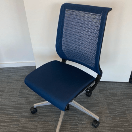 Conçu pour accompagner le mouvement, cette chaise de bureau sans accoudoir est l’un des produits phare de Steelcase.